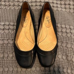 NWOT-Life Stride - Women's- Deja Vu Casual Flat Ballet- Navy-Size 9 Wide